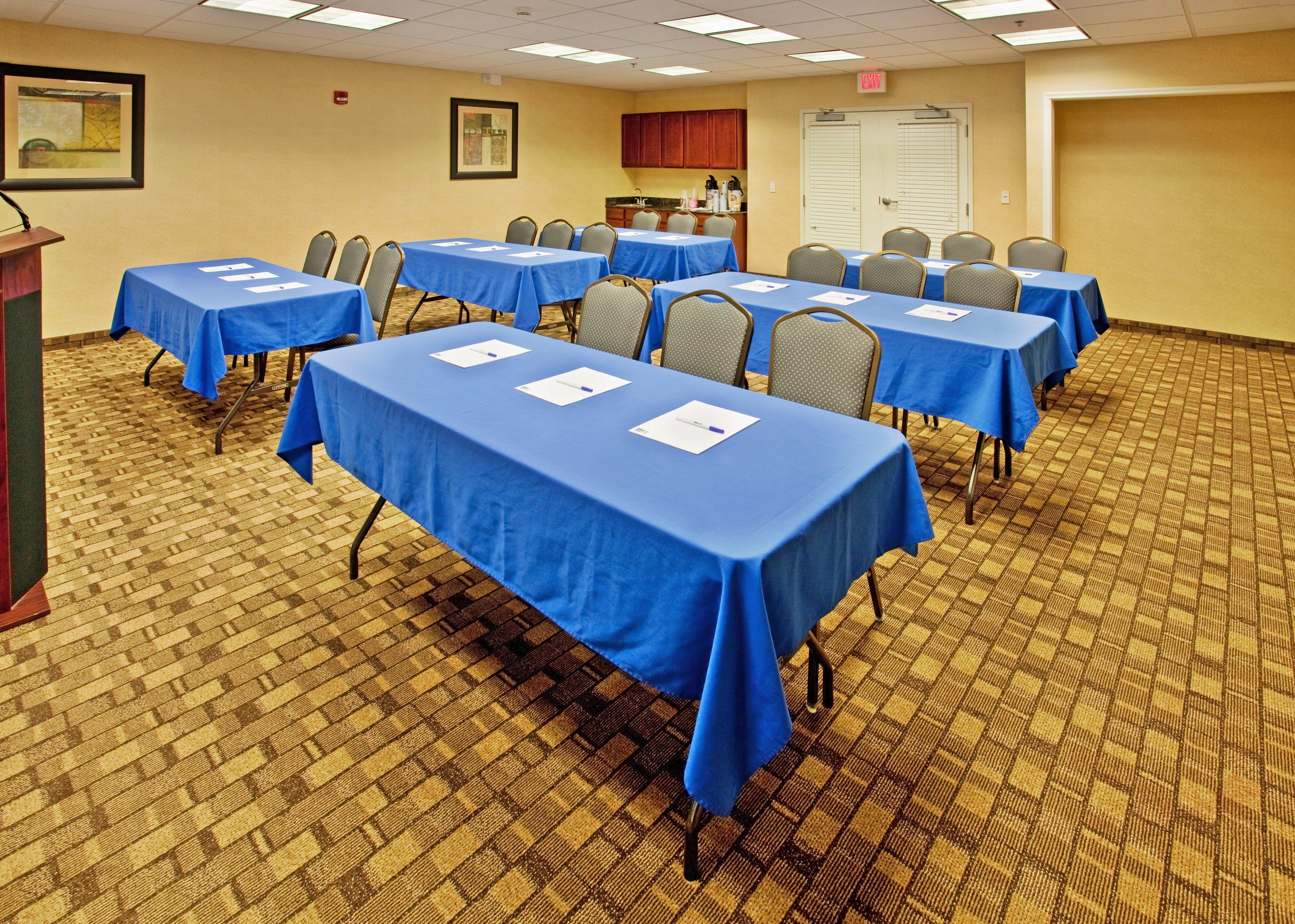 Holiday Inn Express Hotel & Suites Wichita Airport By Ihg Exterior photo