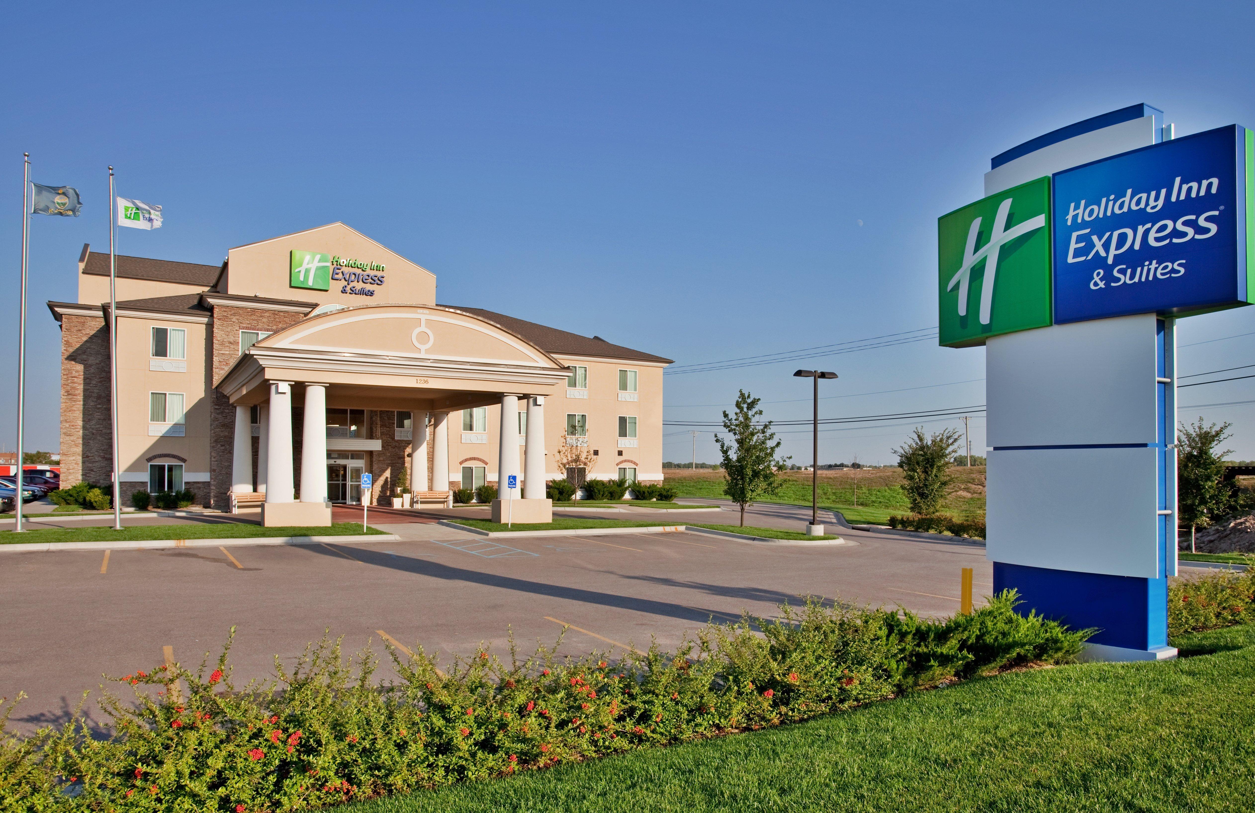 Holiday Inn Express Hotel & Suites Wichita Airport By Ihg Exterior photo