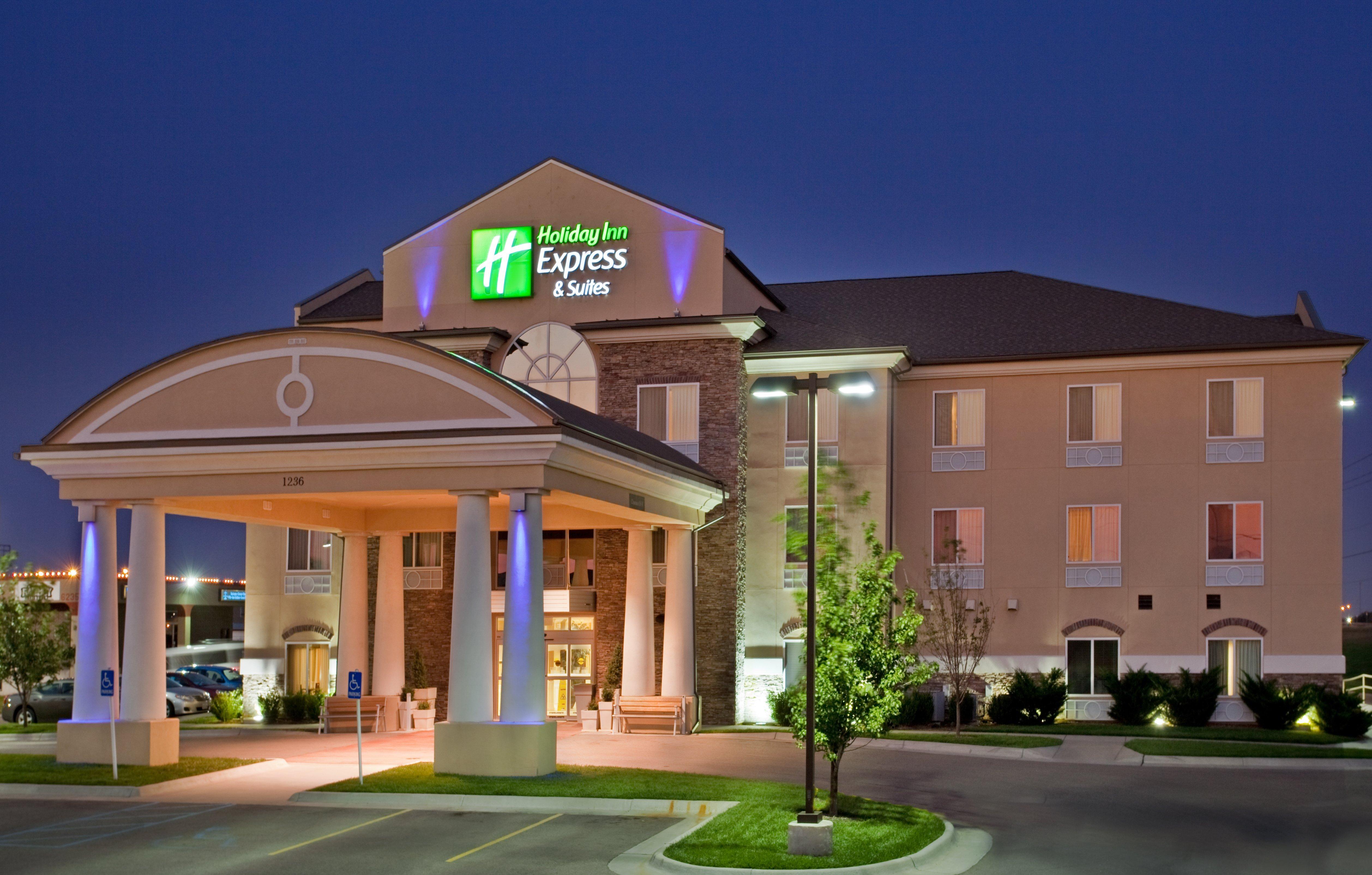 Holiday Inn Express Hotel & Suites Wichita Airport By Ihg Exterior photo