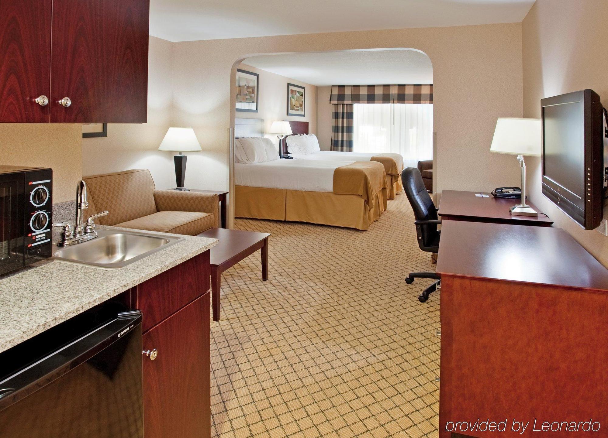 Holiday Inn Express Hotel & Suites Wichita Airport By Ihg Exterior photo